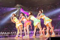 「AKBフェスティバル」のステージの様子。（C）AKS