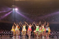 「AKBフェスティバル」のステージの様子。（C）AKS