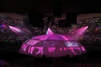 コンサートオープニングの様子。（C）AKS