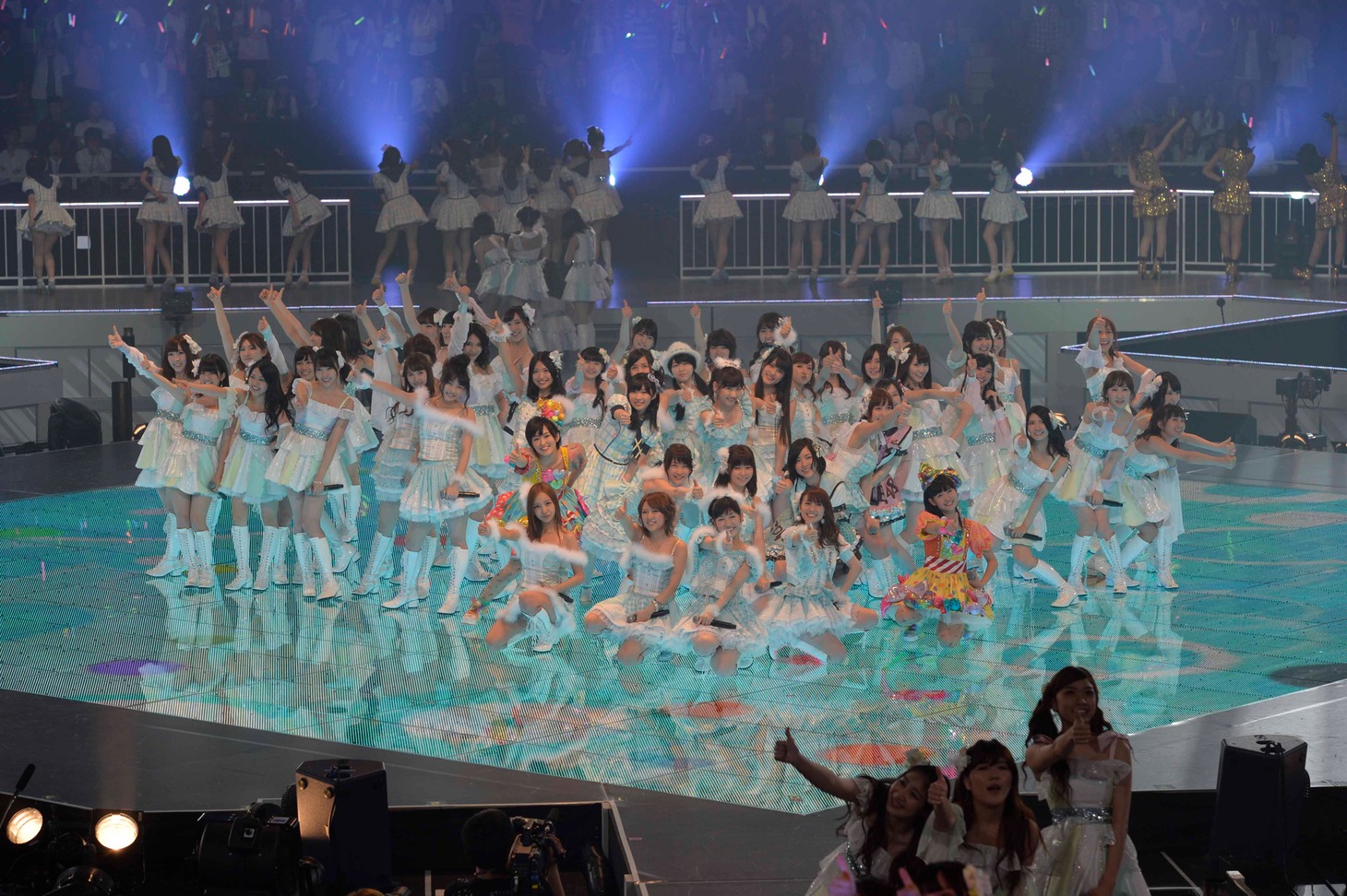 「真夏のSounds good!」のステージの様子。（C）AKS