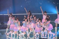 「走れ！ペンギン」のステージの様子。（C)AKS