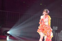 「片思いの対角線」を披露する仁藤萌乃。（C)AKS