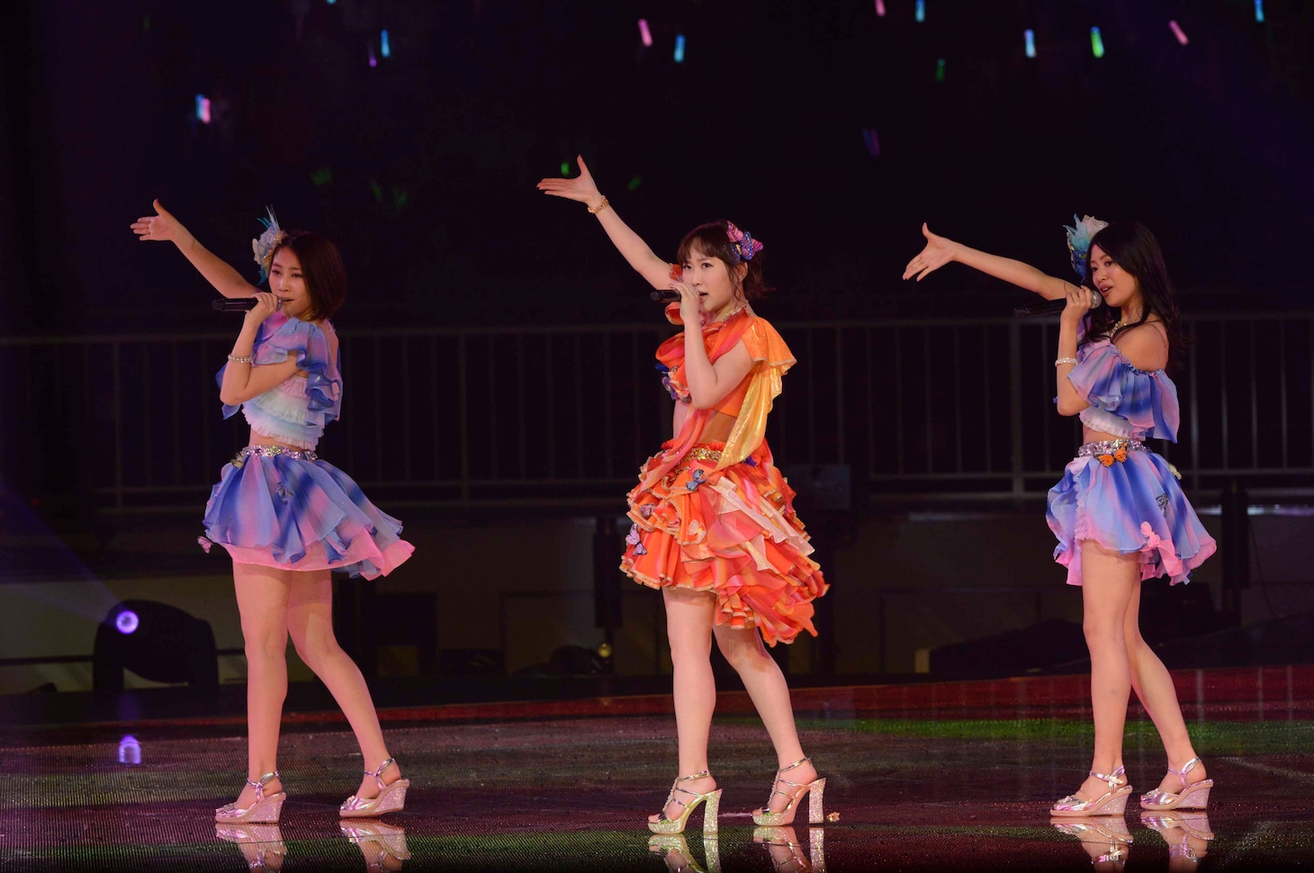 「片思いの対角線」を披露する仁藤萌乃と近野莉菜（左）、北原里英（右）。（C)AKS