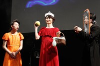 りんごチームによる「白雪姫 その後」のワンシーン。（撮影：山下大輔）