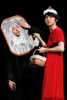 「白雪姫 その後」で鏡役を演じたコーイチ（写真左）と白雪姫役を演じたユーキ（右）。（撮影：山下大輔）