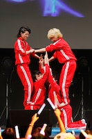 DISH//が組体操を披露する様子。（撮影：山下大輔）