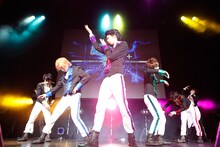 超特急のライブパフォーマンスの様子。（撮影：山下大輔）