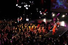 DISH//のライブパフォーマンスの様子。（撮影：山下大輔）