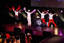 “タンバリンまさきとカスタネッツ”としてMASAKIのソロ曲を披露するDISH//。（撮影：山下大輔）