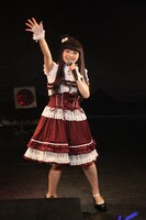 沸き立つ同志たちの声に応える上坂すみれ。