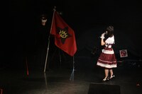 ステージ上の同志に話しかける上坂すみれ。