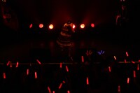 「七つの海よりキミの海」を熱唱する上坂すみれ。