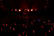 「七つの海よりキミの海」を熱唱する上坂すみれ。