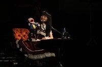 大正太郎くんとともに大正時代を振り返る上坂すみれ。