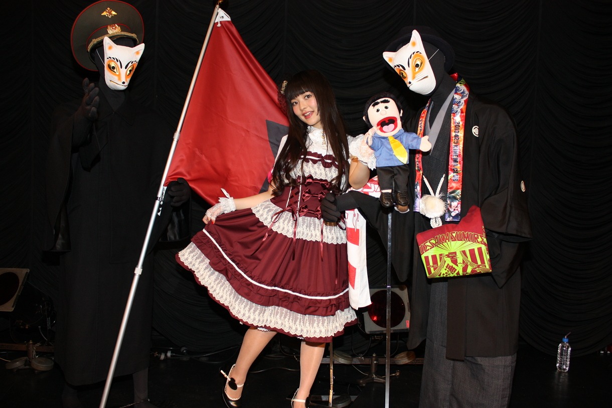 上坂すみれと2人の同志。