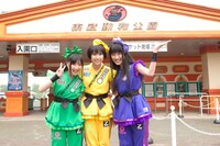 今週の人気の画像9位は「ももクロ、赤ちゃんホワイトタイガーと対面＆エサやり体験」より、入園前、東武動物公園東ゲートで記念撮影する有安杏果、玉井詩織、高城れに（写真左から）。