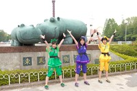 東武動物公園のシンボルアニマル、カバの像の前でポーズをとる3人。