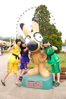 東武動物公園のマスコットキャラクター、トッピーのオブジェと一緒にカメラに収まる3人。