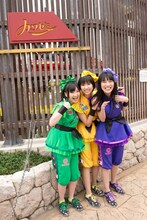 高城れにを強引に「カワセミ」へと誘う有安杏果と玉井詩織。