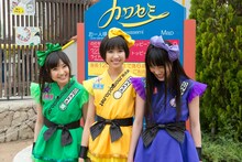 水上ジェットコースター「カワセミ」搭乗直前、満面の笑みの有安杏果＆玉井詩織と、引きつった笑みを浮かべる高城れに。