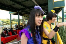 「カワセミ」搭乗直前の高城れにと玉井詩織（写真左から）。