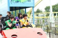 「カワセミ」でコースを1周してきた有安杏果、玉井詩織、高城れに。