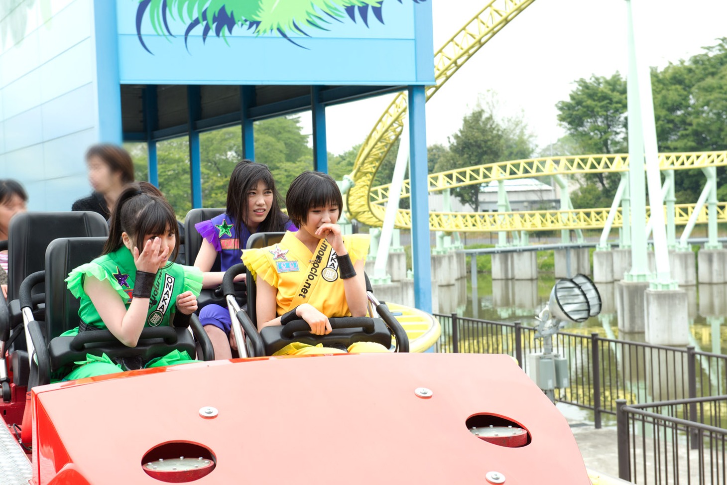 「カワセミ」でコースを1周してきた有安杏果、玉井詩織、高城れに。