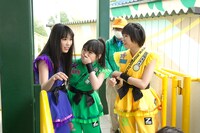 「カワセミ」搭乗直後、完全に表情をなくしていた高城れにを笑顔で見守る有安杏果と玉井詩織。