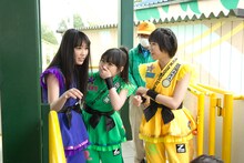 「カワセミ」搭乗直後、完全に表情をなくしていた高城れにを笑顔で見守る有安杏果と玉井詩織。