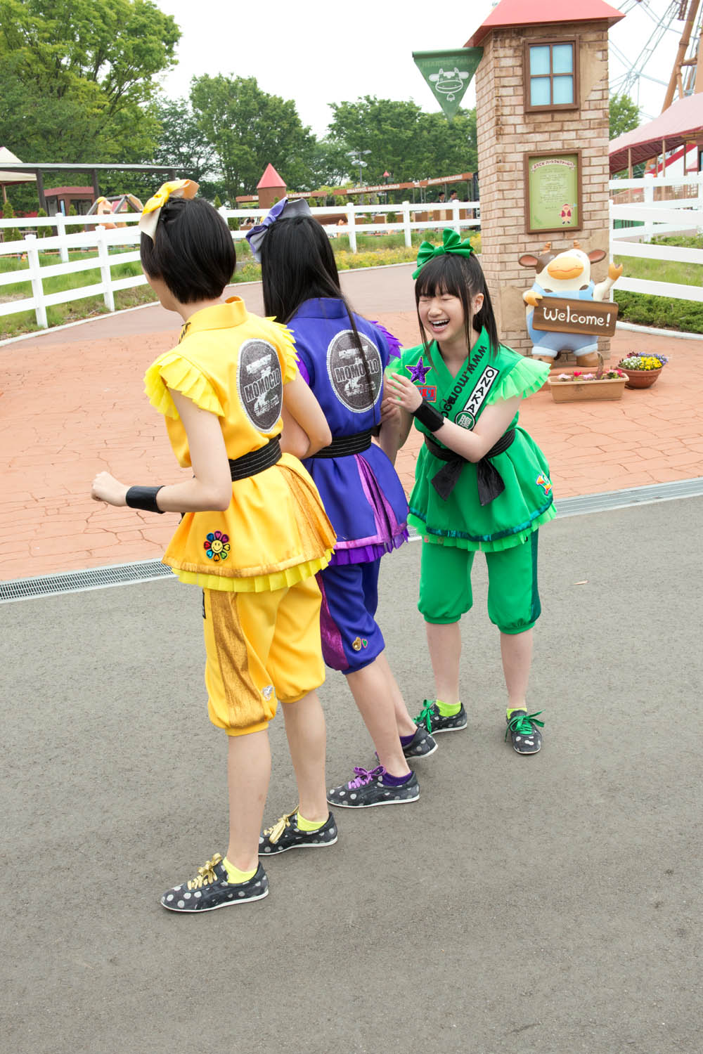 今週の人気の画像10位は「ももクロ、赤ちゃんホワイトタイガーと対面＆エサやり体験」より、動物園ゾーンに足を踏み入れると同時に、周囲の動物に脅える有安杏果（写真右）。