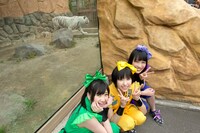 ホワイトタイガー舎の前でカメラに収まる3人。