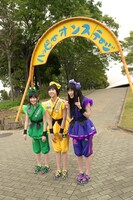 「子供祭り」の会場、ハッピーオンステージのエントランスでの3人。