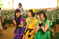 ハッピーオンステージの客席に座る高城れに、玉井詩織、有安杏果（写真左から）。