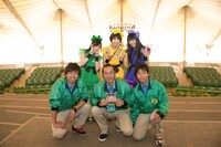 ハッピーオンステージで、園内を案内してくれた東武動物公園の職員と記念撮影。