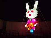 「THE GREAT PEACE YOUNG SPIRITS“RESPECT FOR 忌野清志郎”」の際にARAHABAKIステージに設置された忌野清志郎のキャラクター「一旗ウサギ」のバルーン。