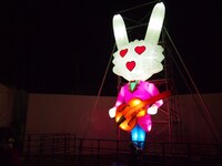 「THE GREAT PEACE YOUNG SPIRITS“RESPECT FOR 忌野清志郎”」の際にARAHABAKIステージに設置された忌野清志郎のキャラクター「一旗ウサギ」のバルーン。