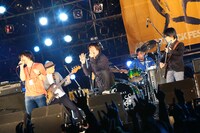 曽我部恵一を迎えて「孤高の英雄」を演奏するフラワーカンパニーズ。