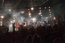 ゲスト勢揃いで「真冬の盆踊り」を演奏するフラワーカンパニーズ。