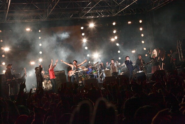 ゲスト勢揃いで「真冬の盆踊り」を演奏するフラワーカンパニーズ。