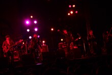 宮田和弥（JUN SKY WALKER(S)）がボーカル、大宮エリーがバイオリンで参加したフラワーカンパニーズ「真赤な太陽」の模様。