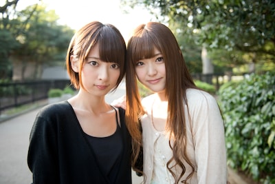 橋本奈々未、松村沙友理（左から）