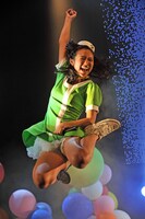 勢いよく飛び跳ねる森詩織。