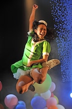 勢いよく飛び跳ねる森詩織。