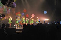 パッセンジャーが藤本の担当カラーのペンライトを手に持ち藤本をお祝いした。