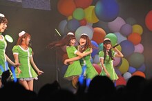 突然の出来事に驚き、玉井杏奈と抱き合う藤本有紀美。