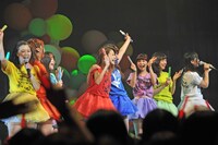 パッセンジャーに向かってお礼の言葉を叫ぶ安斉奈緒美と藤本有紀美。