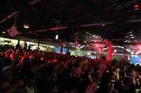 渋谷駅ホームの跡地というユニークな空間に多数の観客が集まった。