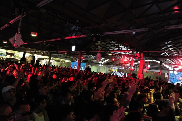 渋谷駅ホームの跡地というユニークな空間に多数の観客が集まった。