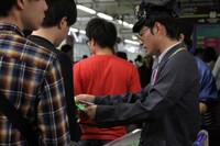 駅の改札を模した入場ゲートには、駅員風の制服を着用したスタッフが常駐。