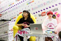 中田クルミ（写真左）とUna（右）は「YouTube BOOTH STAGE」からトーク配信を行った。